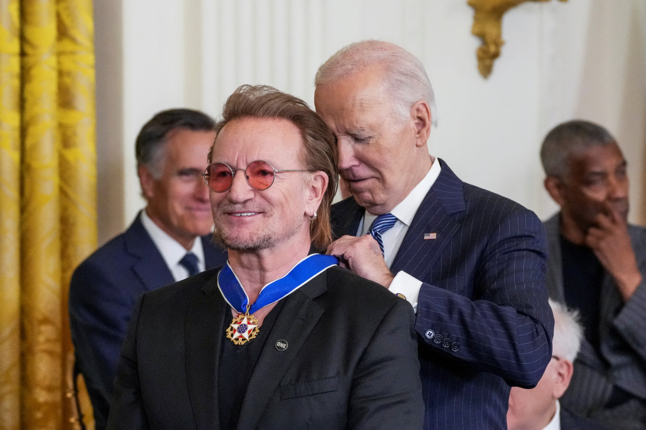 Joe Biden entregando la Medalla Presidencial de la Libertad. Foto: Reuters