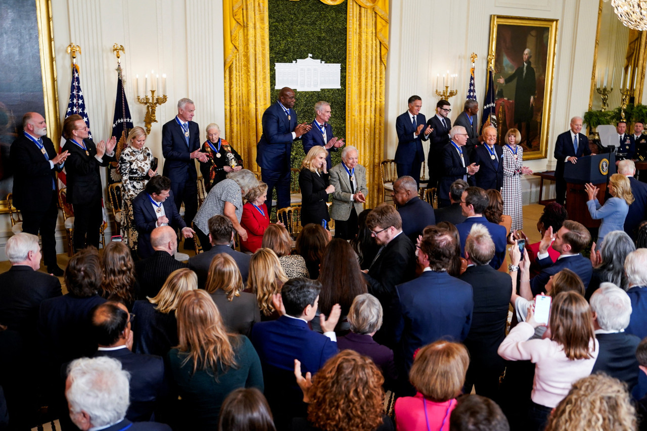 Joe Biden entregando la Medalla Presidencial de la Libertad. Foto: Reuters