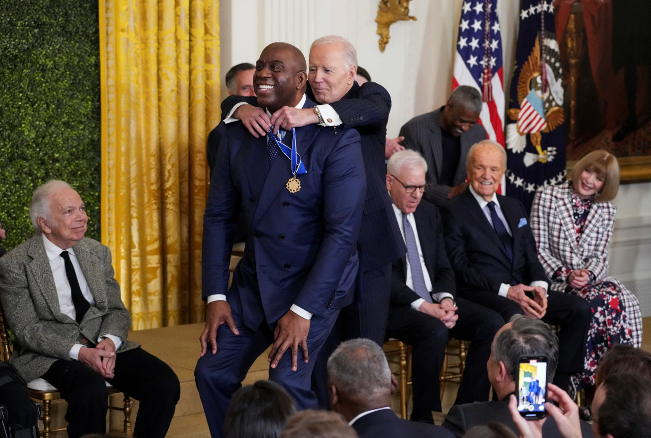 Joe Biden entregando la Medalla Presidencial de la Libertad. Foto: Reuters