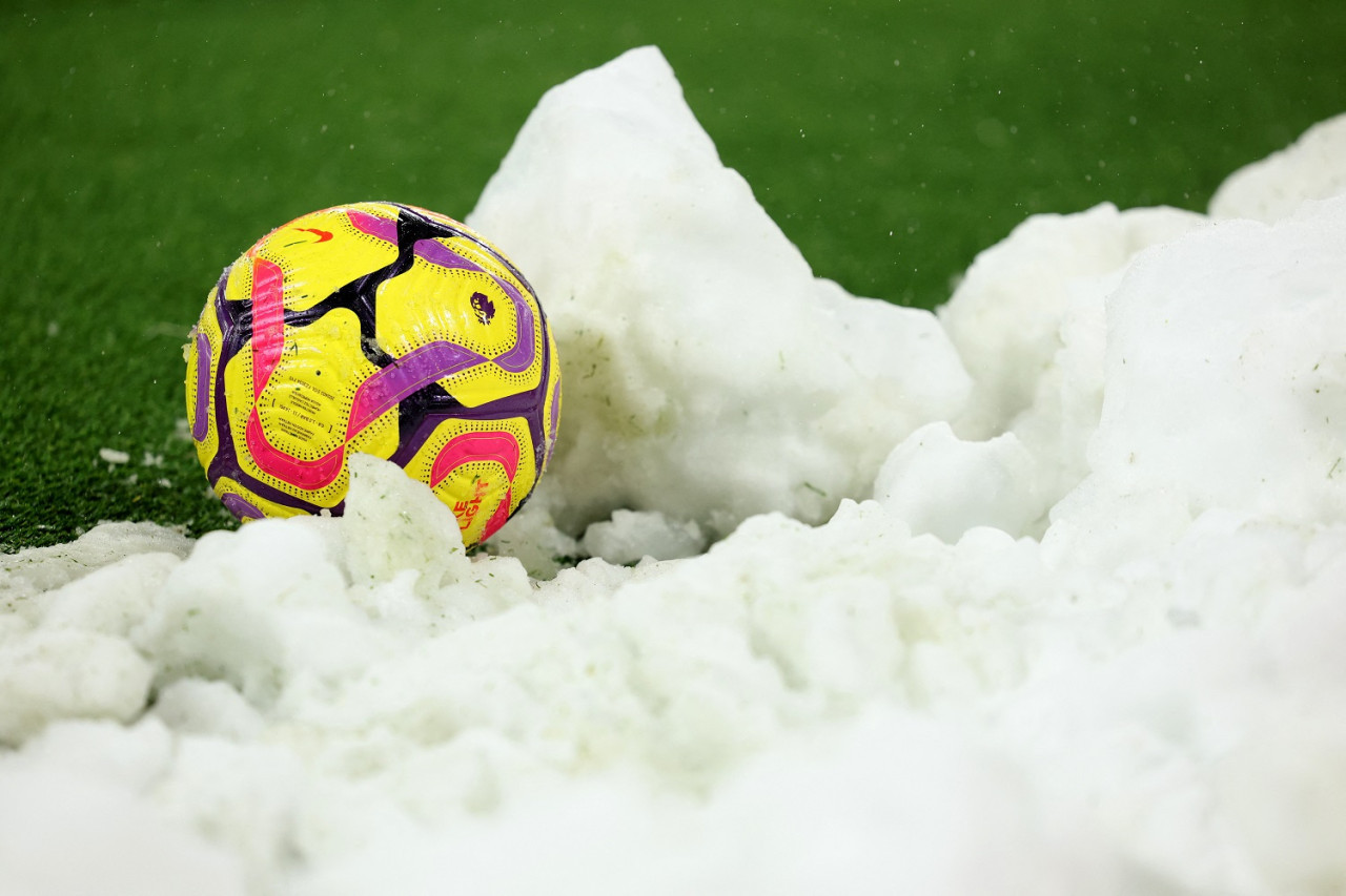 Pelota de la Premier League en la nieve. Foto: Reuters