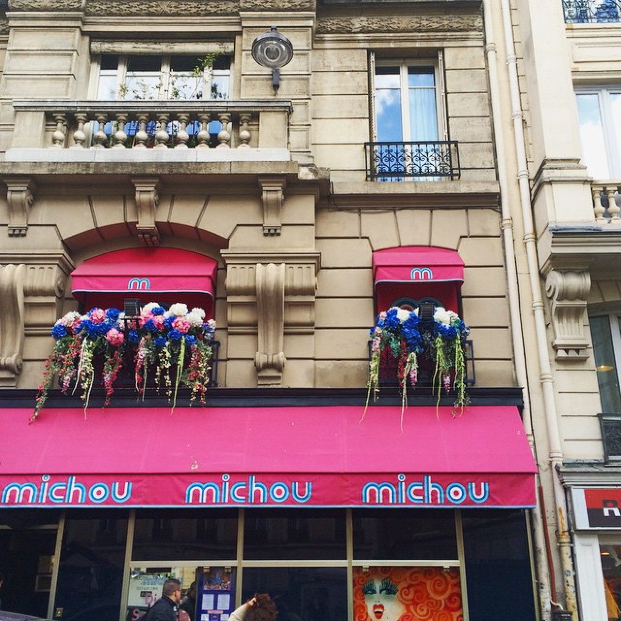 Chez Michou. Foto Instagram @f_k_paris