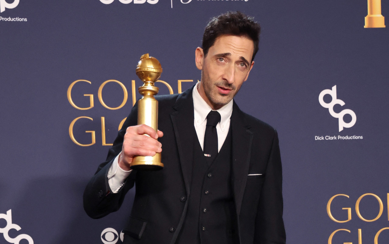 Adrien Brody, ganador del premio a la Mejor Interpretación Masculina en la película dramática "El brutalista". Foto: Reuters.