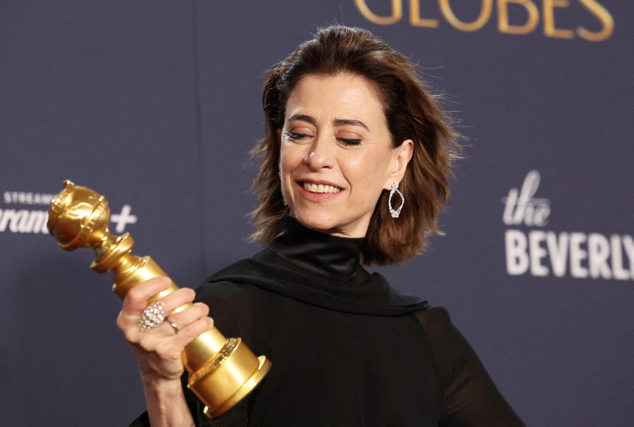 Fernanda Torres posa con el premio a la Mejor Interpretación de Actriz en una Película dramática por "Aún estoy aquí"