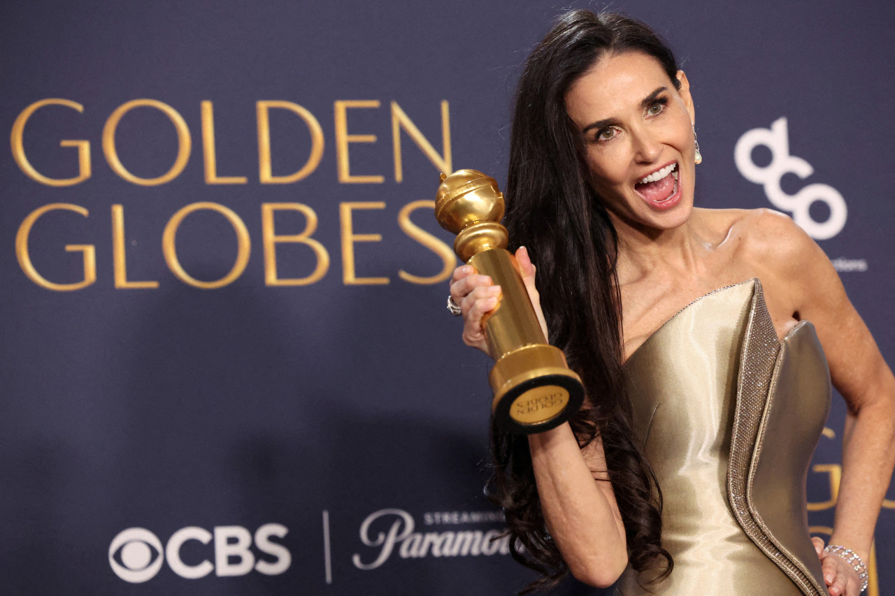 Demi Moore posa con el premio a la Mejor Interpretación Femenina por la película "La sustancia". Foto: Reuters.