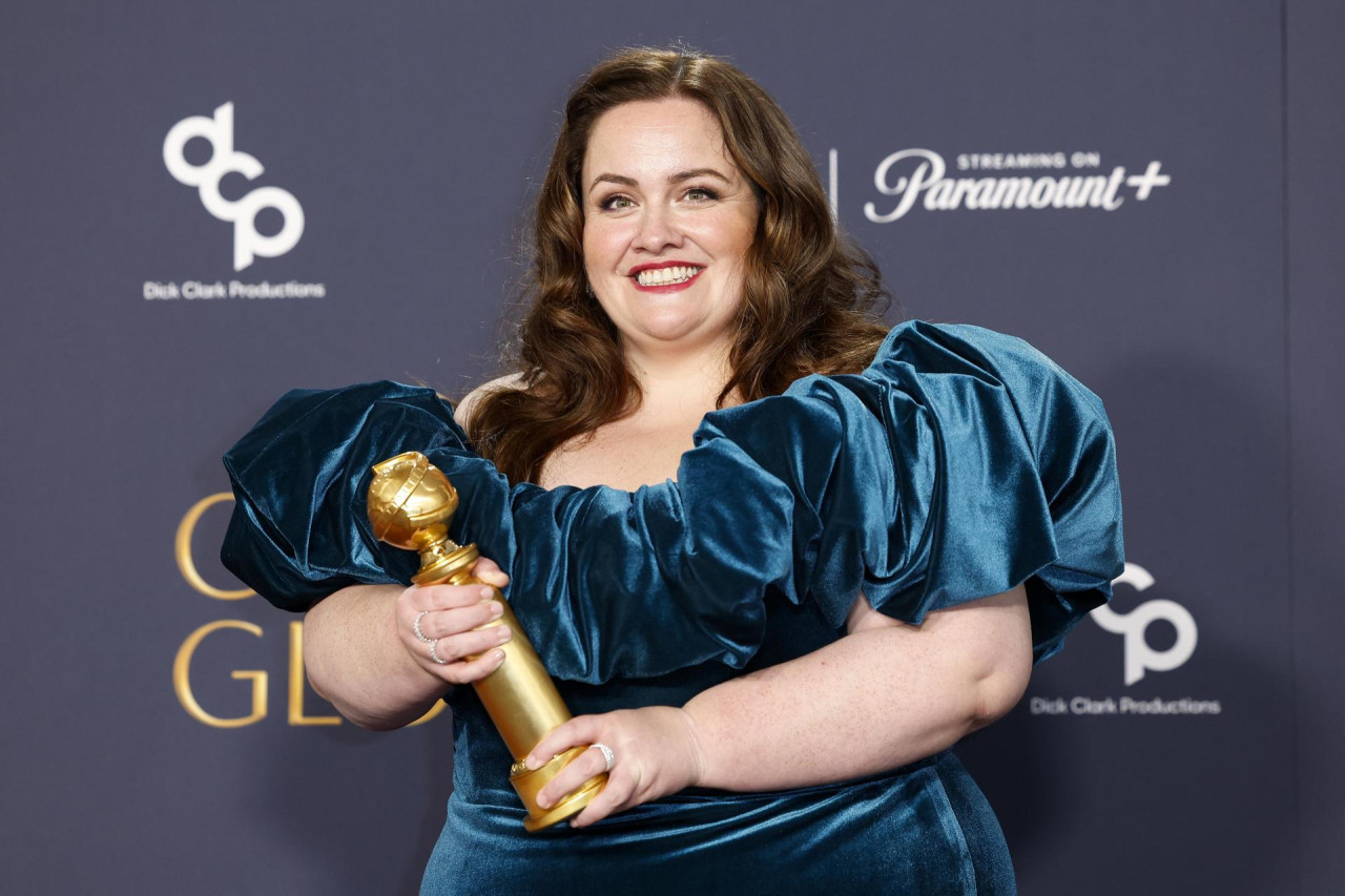 Jessica Gunning posa con el premio a la Mejor Interpretación Femenina por papel secundario en "Bebe Reno". Foto: EFE.