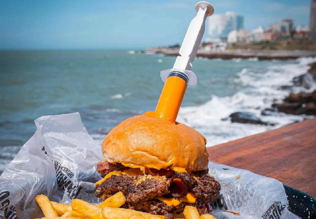 En el restaurante Torreón del Monje se pueden comer hamburguesas gourmet con una gran vista. Foto: Instagram/hamburgo.mardelplata