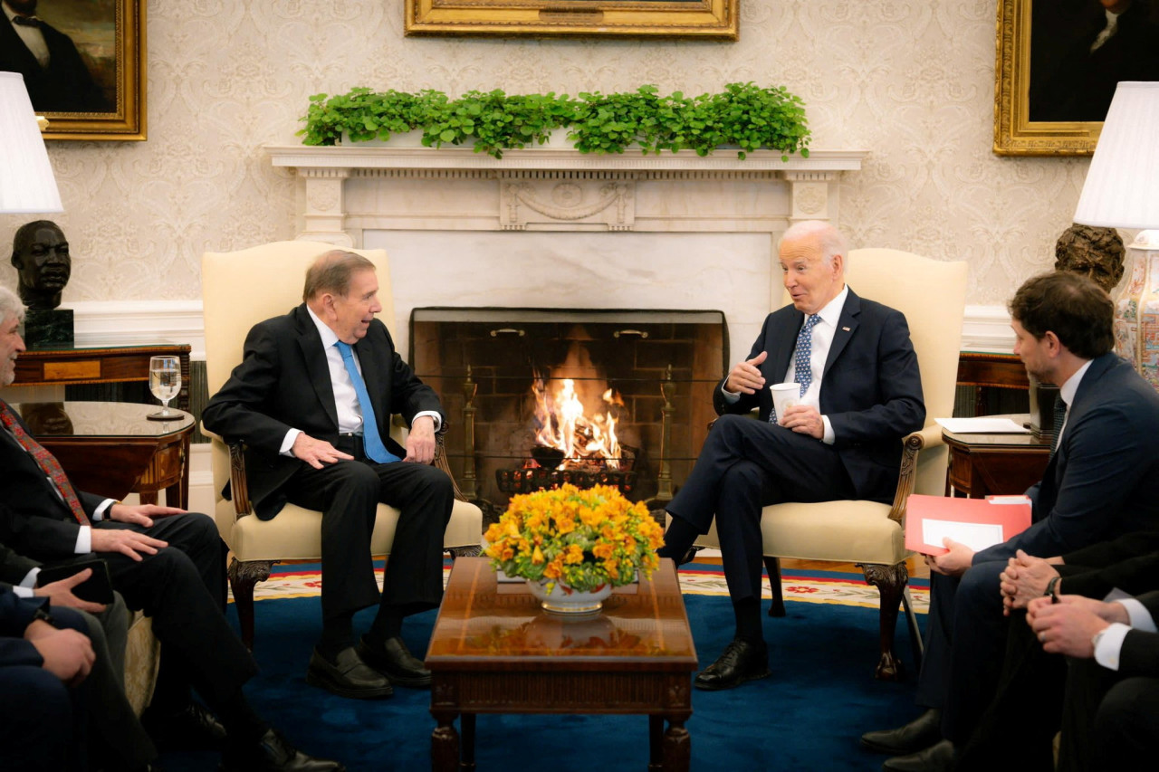 Joe Biden junto a Edmundo González Urrutia. Foto: Reuters.