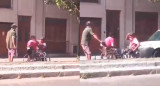 Pelea viral entre dos hombres en silla de ruedas en Tucumán. Foto: captura video.