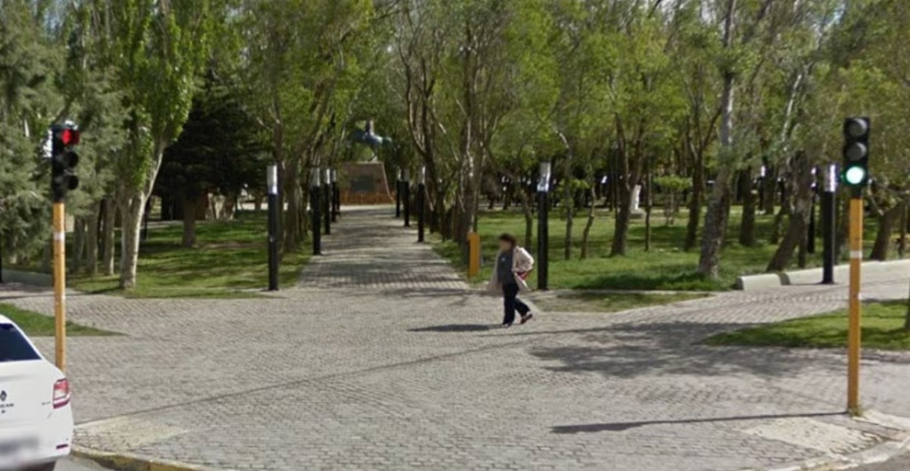 Un nene se electrocutó al tocar un poste de luz en una plaza de Santa Cruz. (Foto: Google Street View)