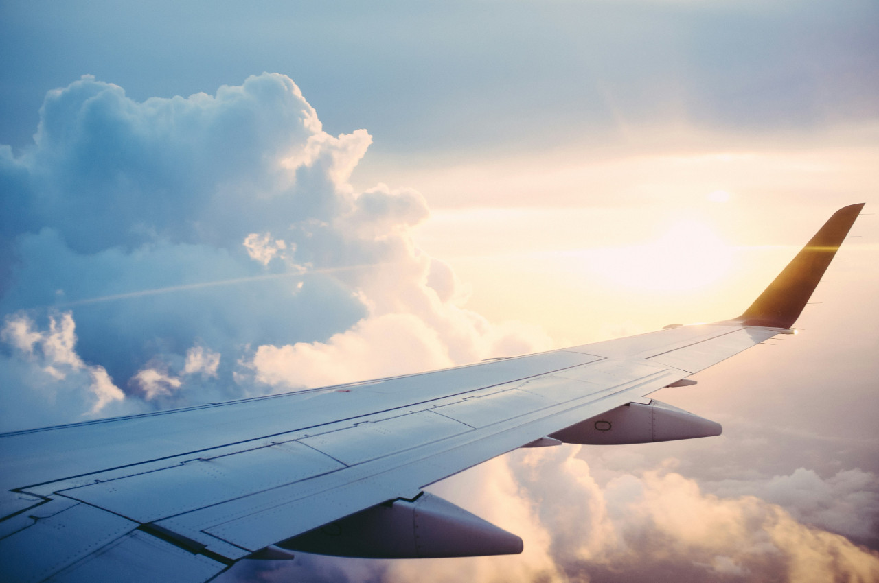 Avión, pasajes, vuelo. Foto: Unsplash.