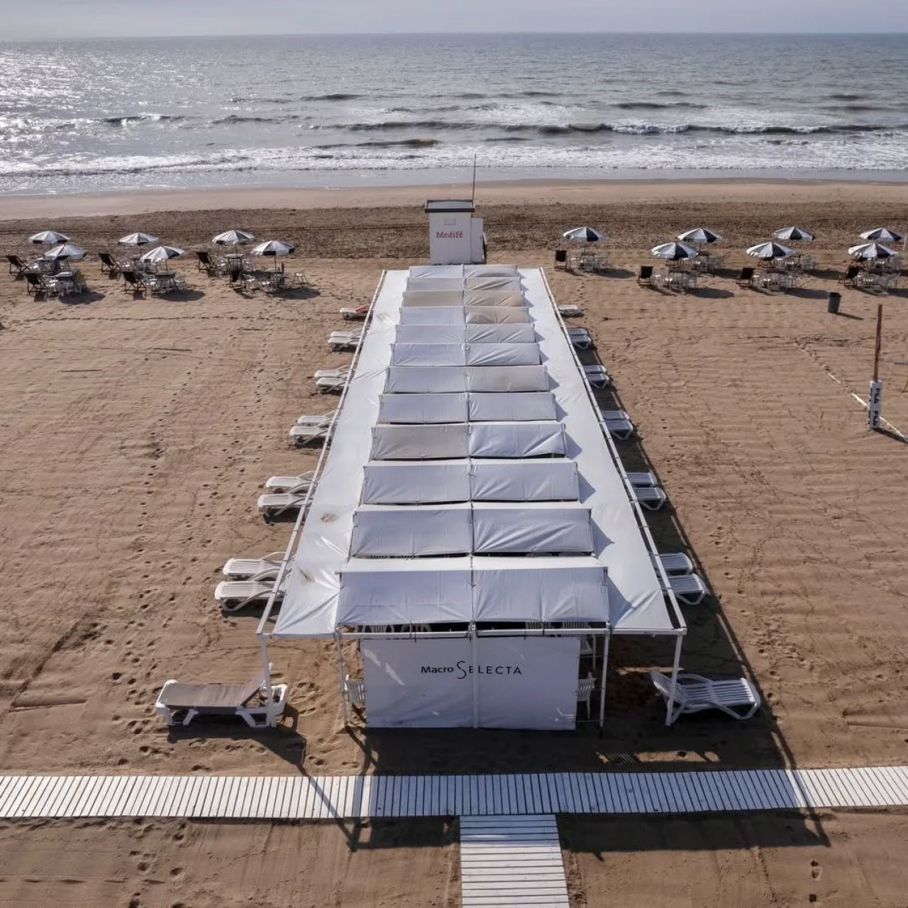 El parador "Terrazas del Alba", en Pinamar. Foto: Instagram @alba.pinamar