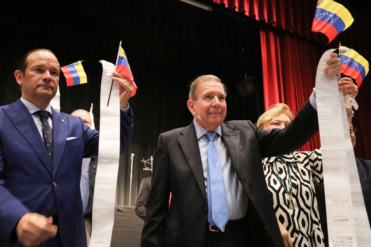 Edmundo González Urrutia muestra los supuestos registros que lo dan como ganador de las elecciones en Venezuela. Foto: Reuters