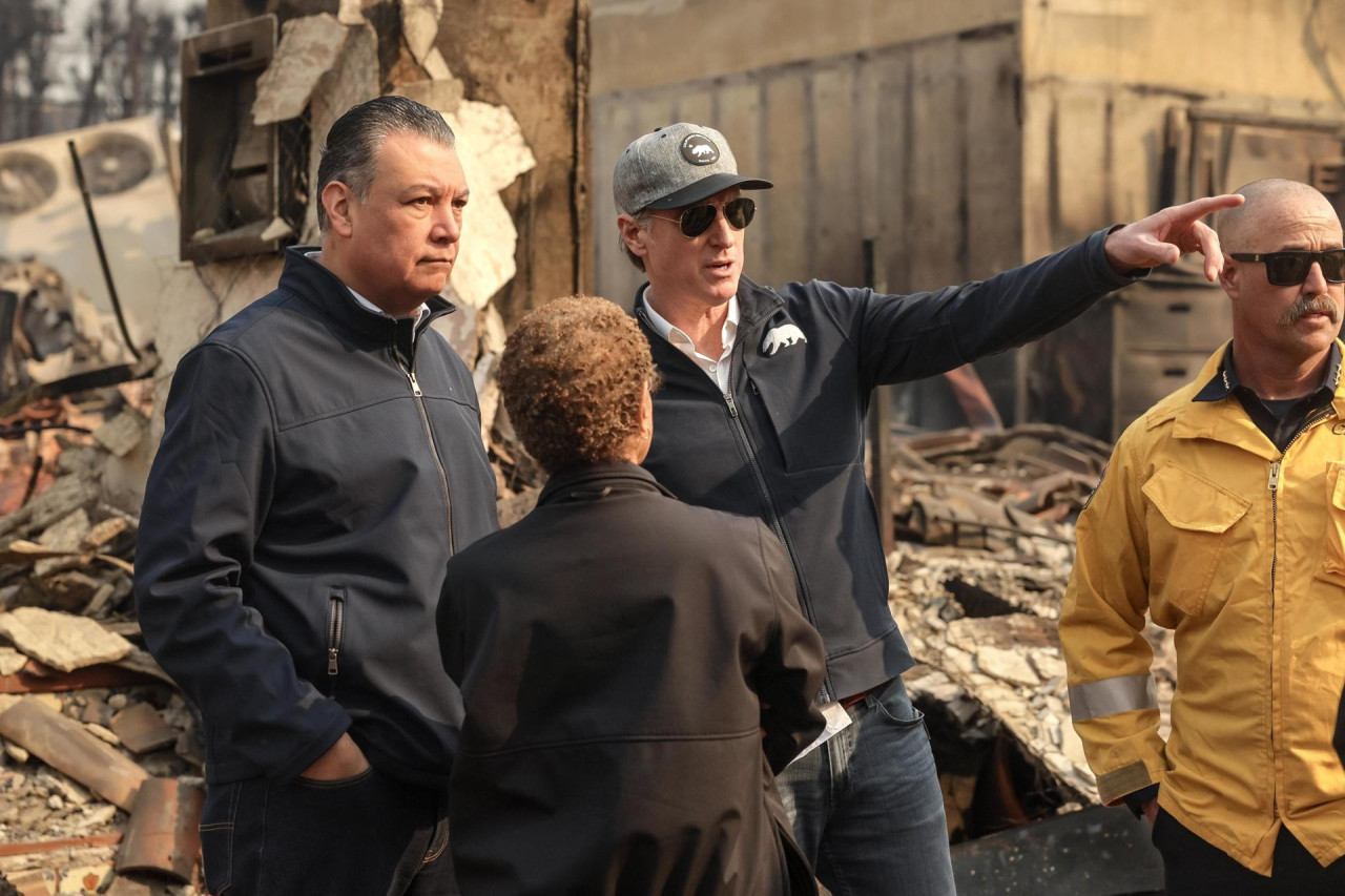 Gavin Newson, gobernador de California, Estados Unidos, durante los incendios que azotan Los Ángeles. Foto: EFE/EPA/ALLISON DINNER