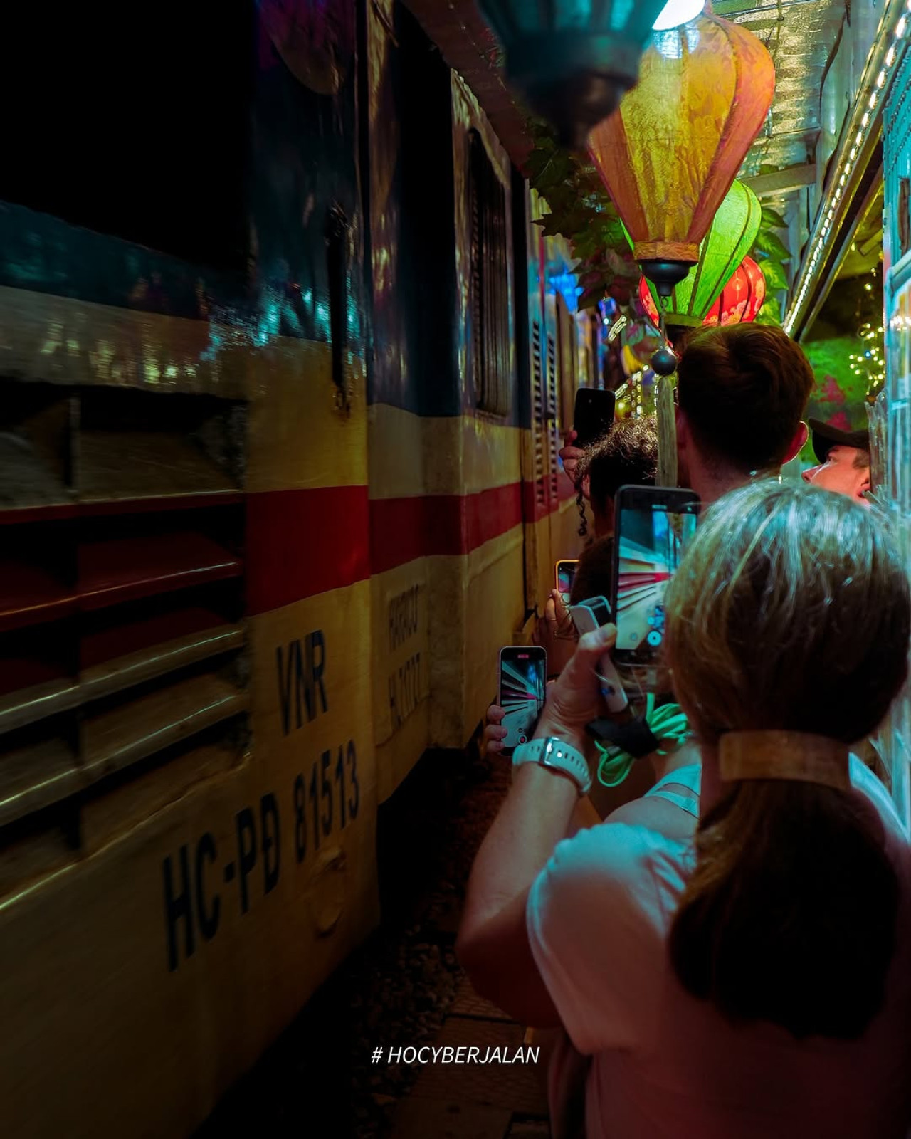 El bar más extraño del mundo. Foto: Instagram @railwaycafehanoi