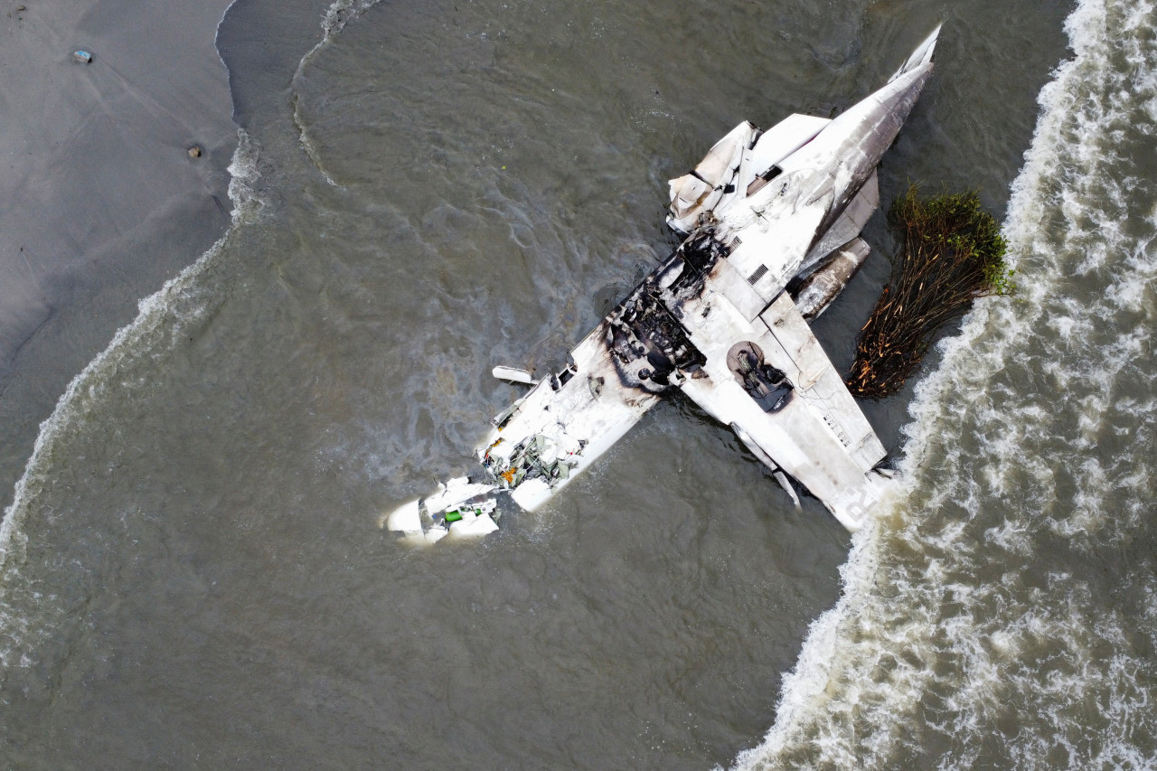 La avioneta quedó destrozada en el mar de Ubatuba. Foto: Reuters.