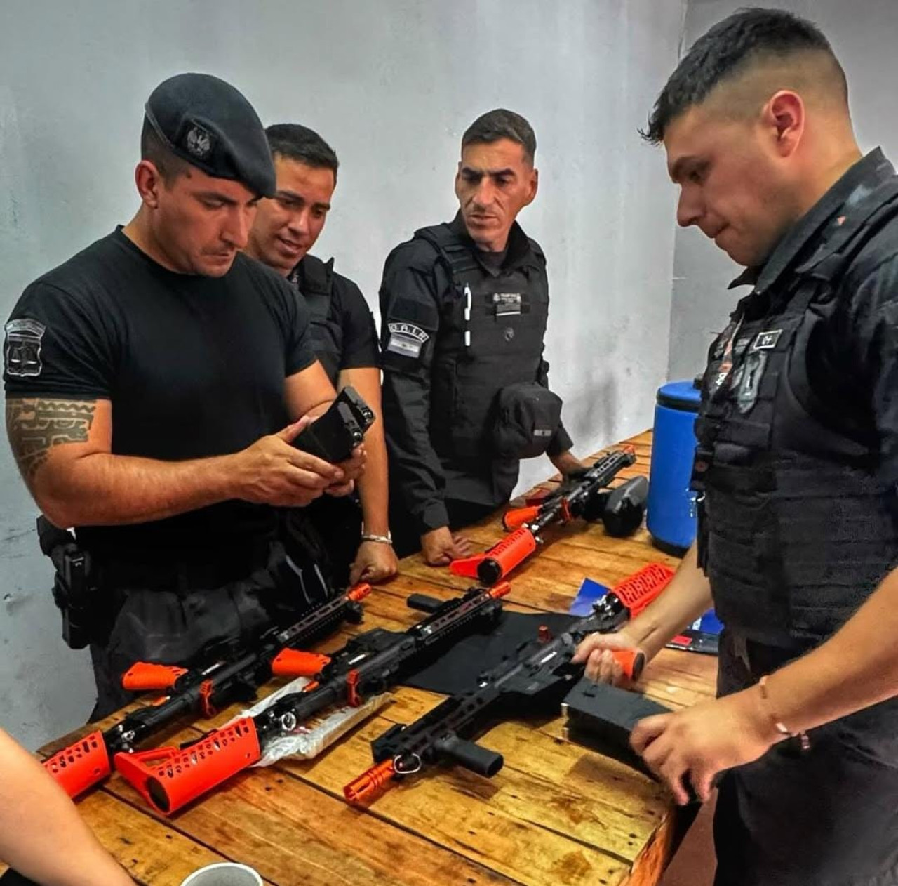 Mar del Plata equipa a la Patrulla Municipal con armas no letales para mejorar la seguridad. Foto: Instagram / byrnalatam.