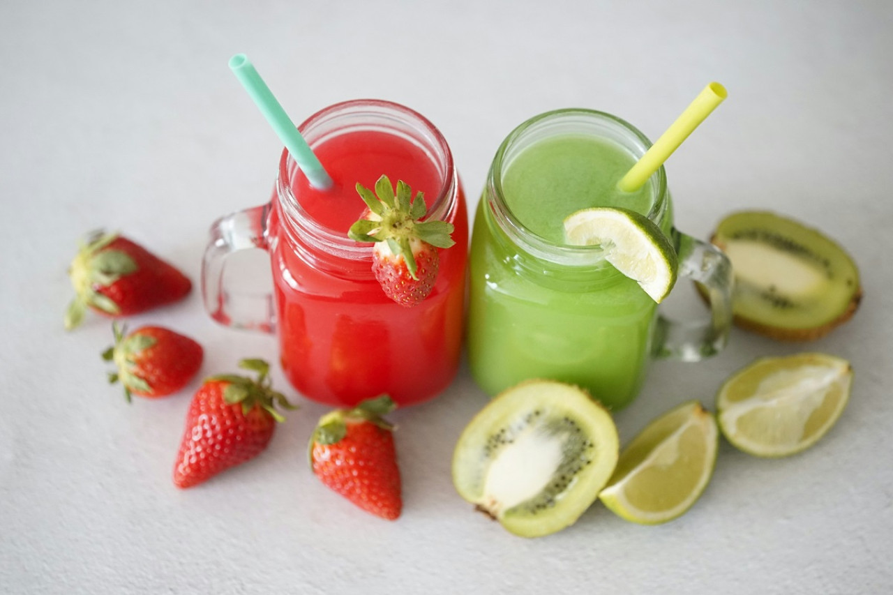 Licuado de frutilla y kiwi. Foto: Unsplash.