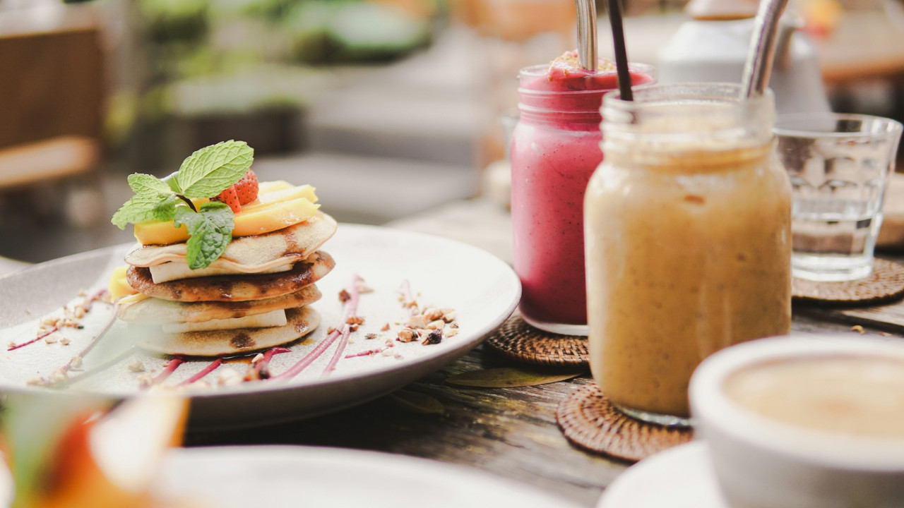 Licuado de cereza y durazno. Foto: Unsplash.