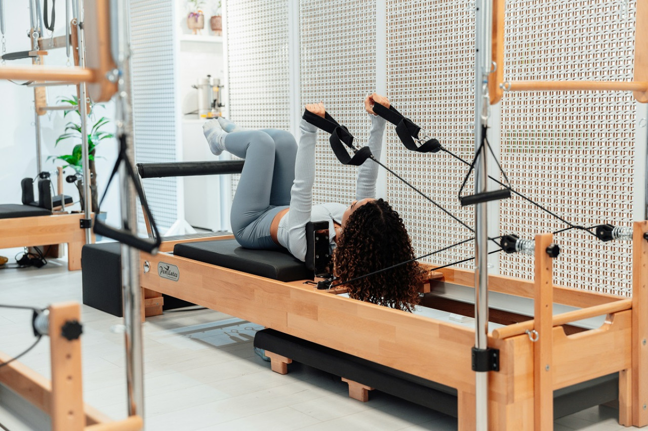 Hacer pilates es muy saludable para la postura corporal. Foto: Unsplash.