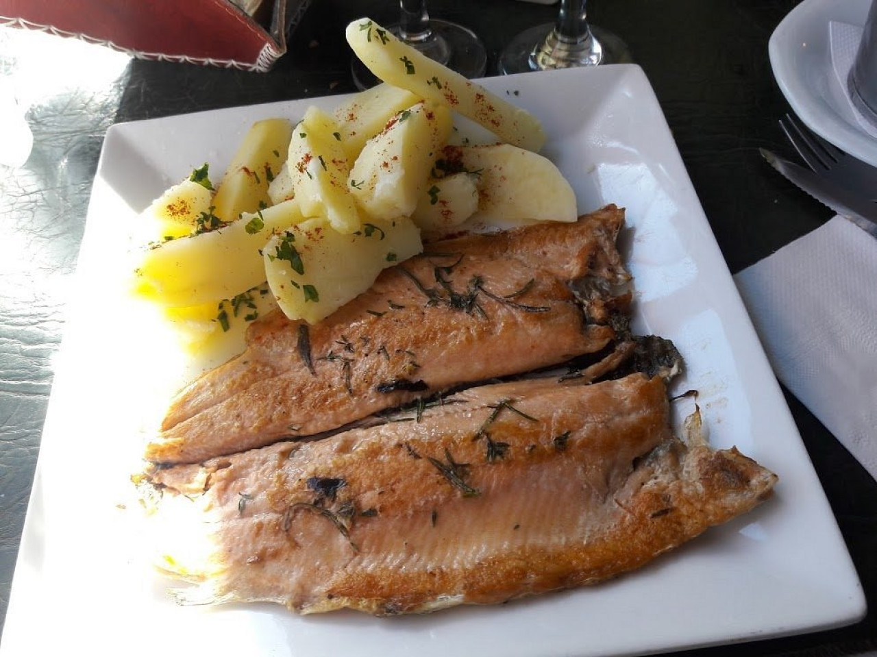 Truchas con papas, el tradicional plato de la Laguna Gómez. Foto: Tripadvisor.