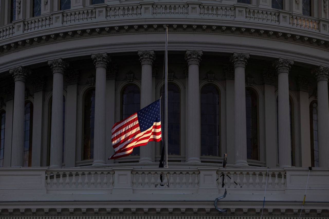 Bandera de Estados Unidos frente al Congreso. Foto: Reuters