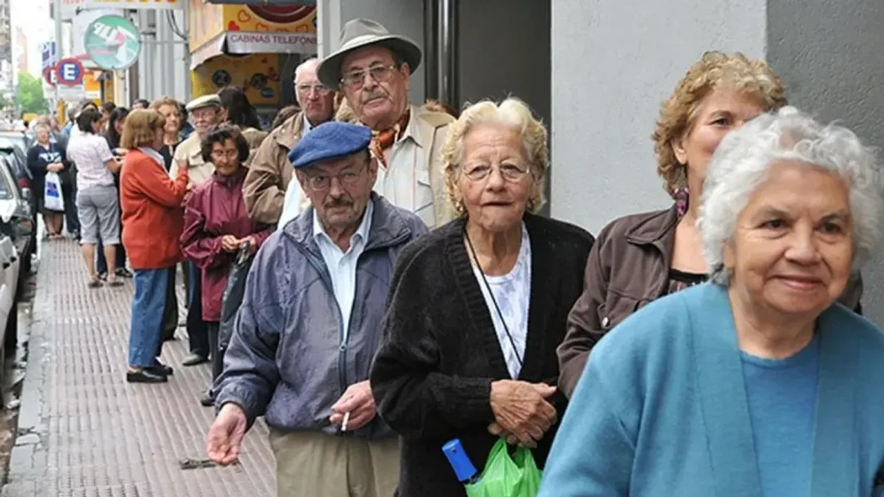 Jubilados y pensionados en ANSES. Foto: NA.