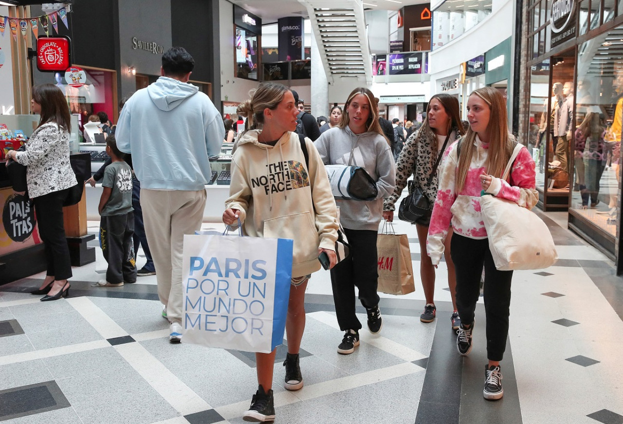 Compras en Viña Outlet Park, shopping en Viña del Mar, Chile. Foto: Reuters.