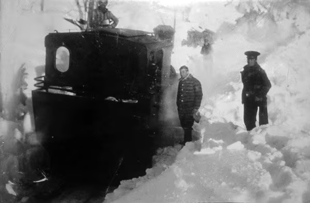 Los presos quitando nieve para que el tren avance. Foto: Museo del Presidio de Ushuaia