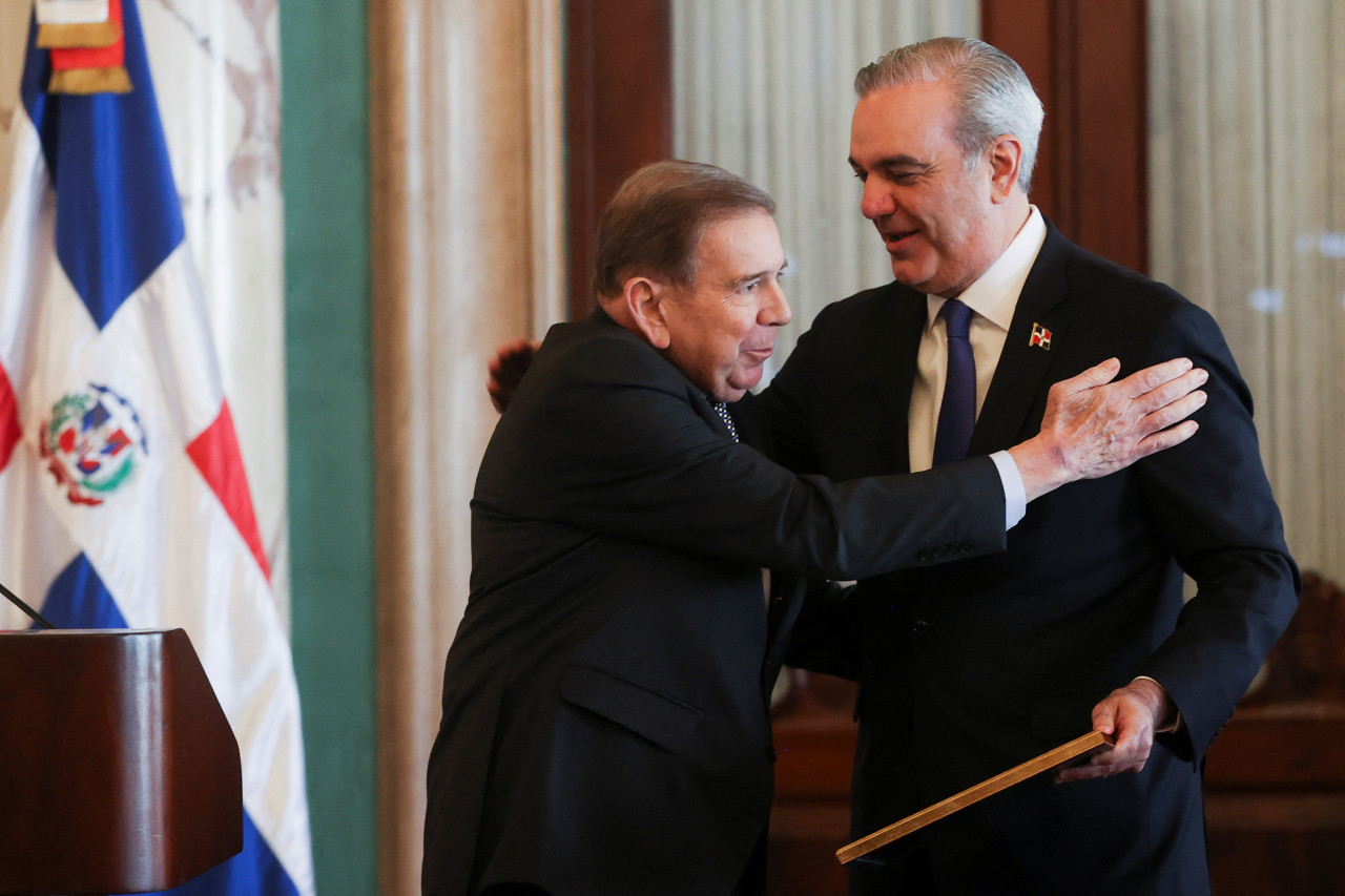 Edmundo González Urrutia junto al presidente dominicano, Luis Abinader. Foto: Reuters.