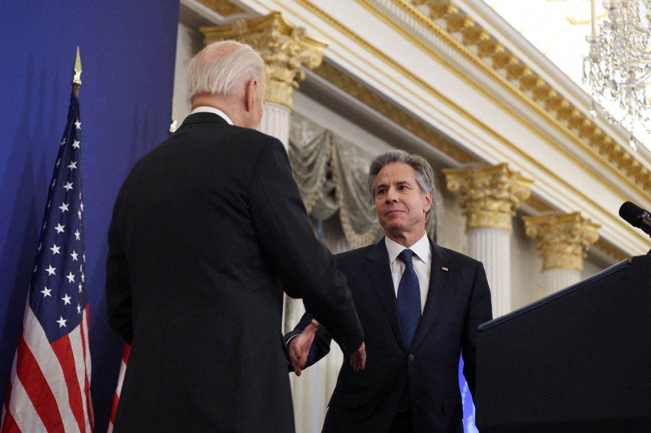 El saludo entre Joe Biden y Antony Blinken. Foto: Reuters.