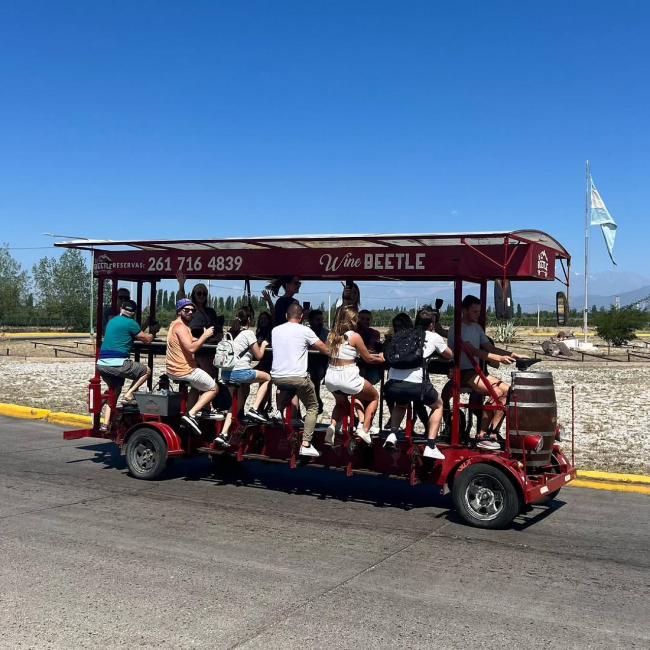 Tomar vino y andar en bici es posible. Foto: Instagram @winebeetle