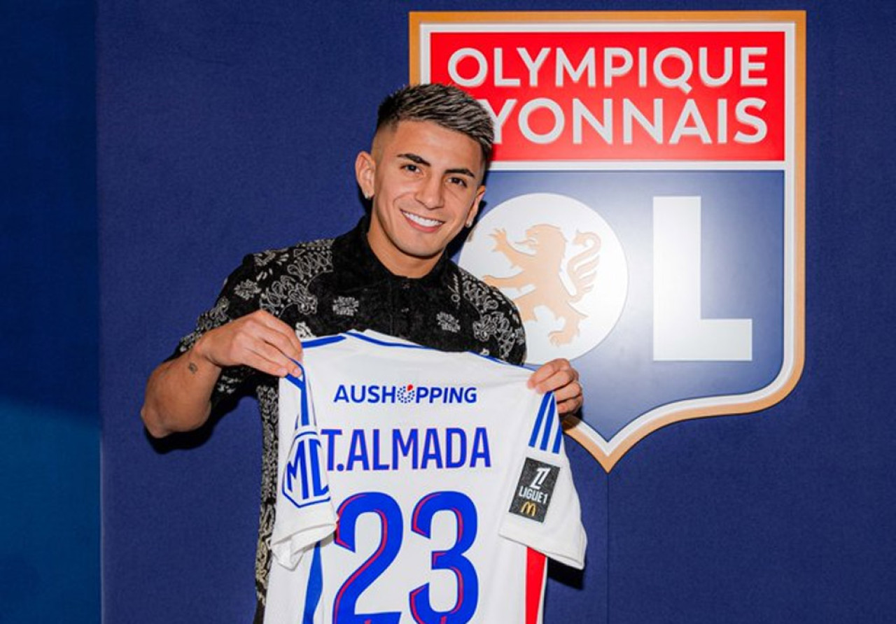 Thiago Almada presentado el Lyon. Foto: @OL