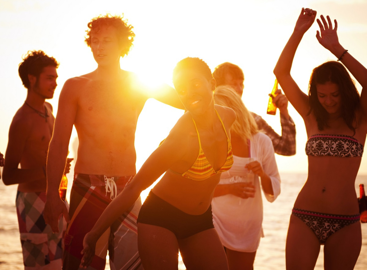 Festivales musicales en la playa. Foto: Freepik.