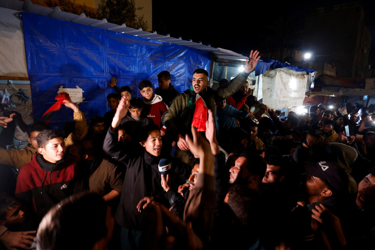 Ciudadanos celebran la tregua en Gaza. Foto: Reuters