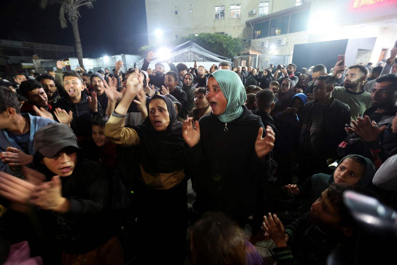 Ciudadanos celebran la tregua en Gaza. Foto: Reuters