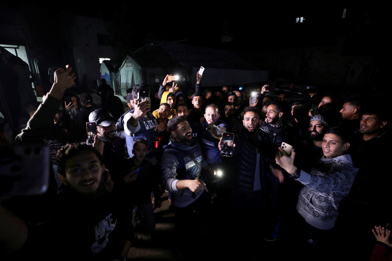 Ciudadanos celebran la tregua en Gaza. Foto: Reuters