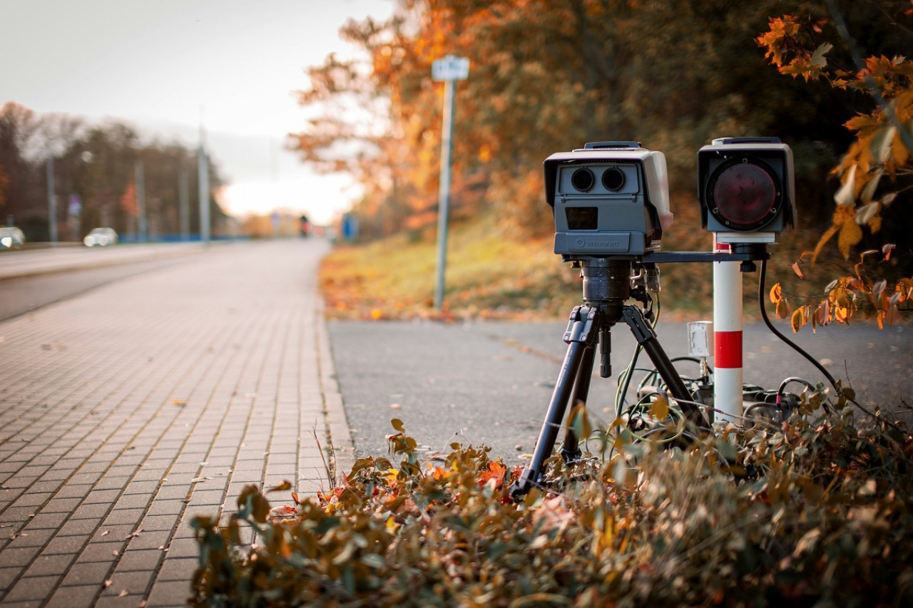 Límite de velocidad; multas; tránsito. Foto: Unsplash.