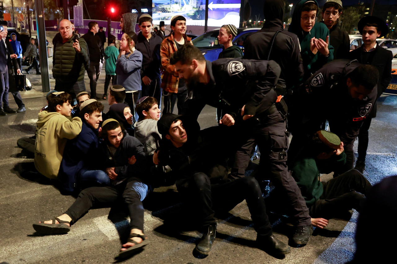 Protesta contra el acuerdo de alto el fuego en Israel. Foto: Reuters.