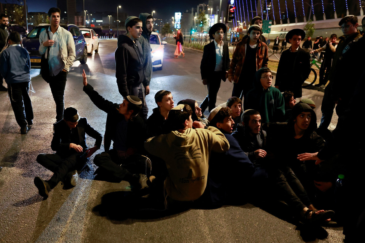 Protesta contra el acuerdo de alto el fuego en Israel. Foto: Reuters.