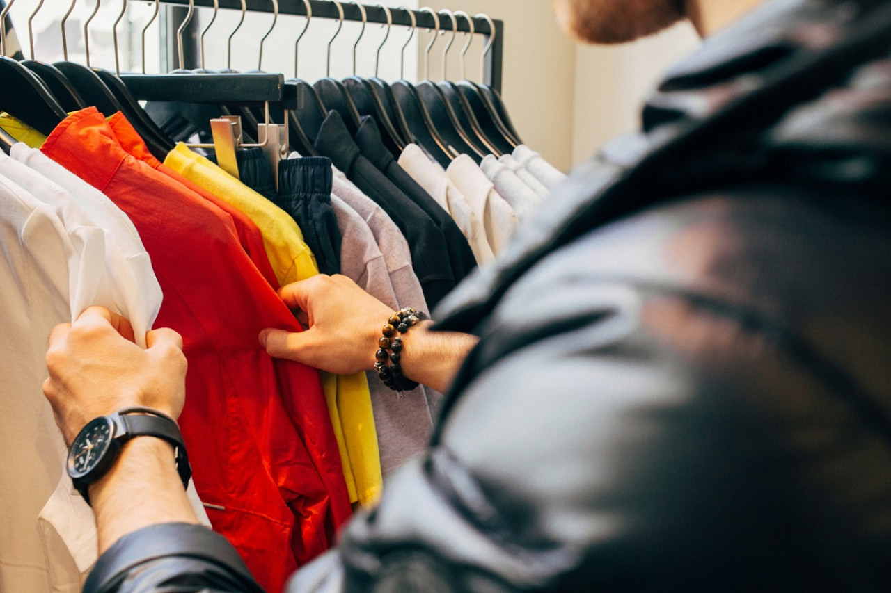 Outlet; indumentaria; ropa. Foto: Unsplash.