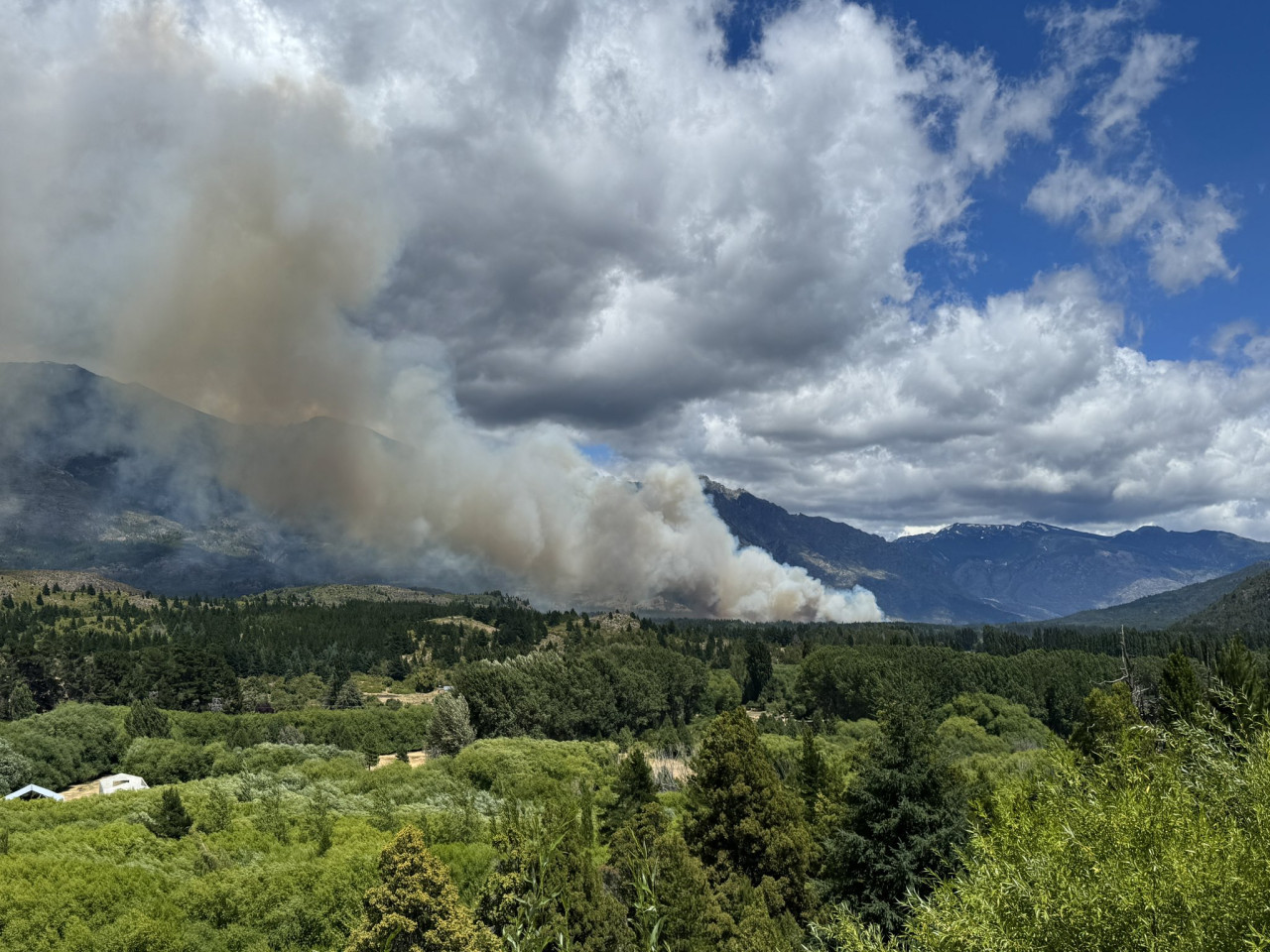 Incendio en Epuyén. Foto: X/cerroyplaya