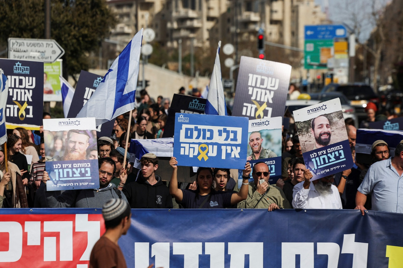 Protestas en Israel contra el alto al fuego en Gaza. Foto: Reuters