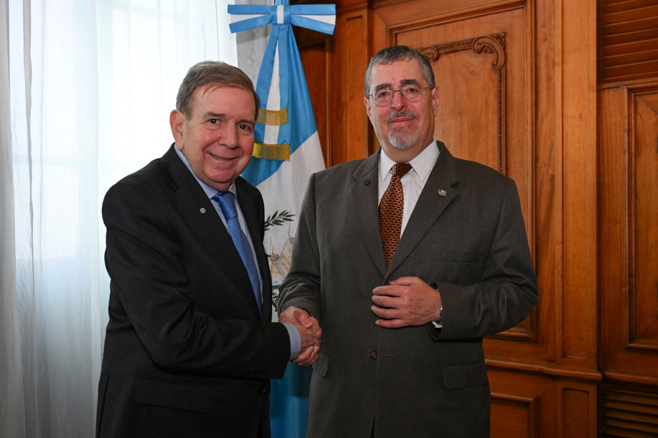 Edmundo González Urrutia junto a Bernardo Arévalo de León. Foto: Reuters