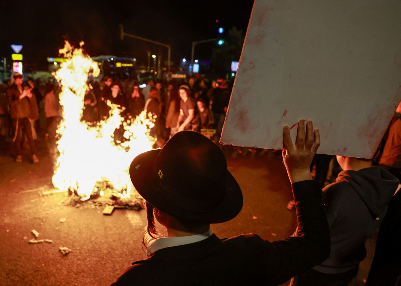 Israelíes cortan las calles para protestar por la tregua, al verla como un acto de rendición. Foto: Reuters.