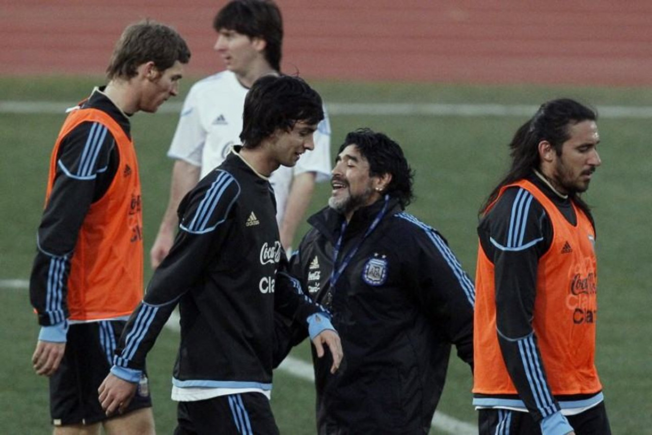 Jonás Gutiérrez junto a Maradona. Foto: Instagram @galgojonas