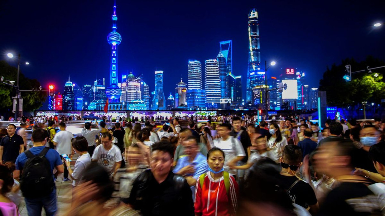 Multitud en las calles de Shangai. Foto: Reuters