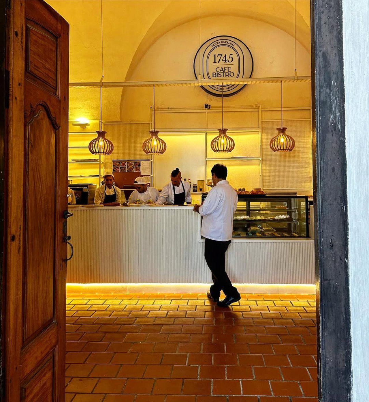 El café par disfrutar dentro del monasterio. Foto: Instagram @almuerzoenmicrocentro