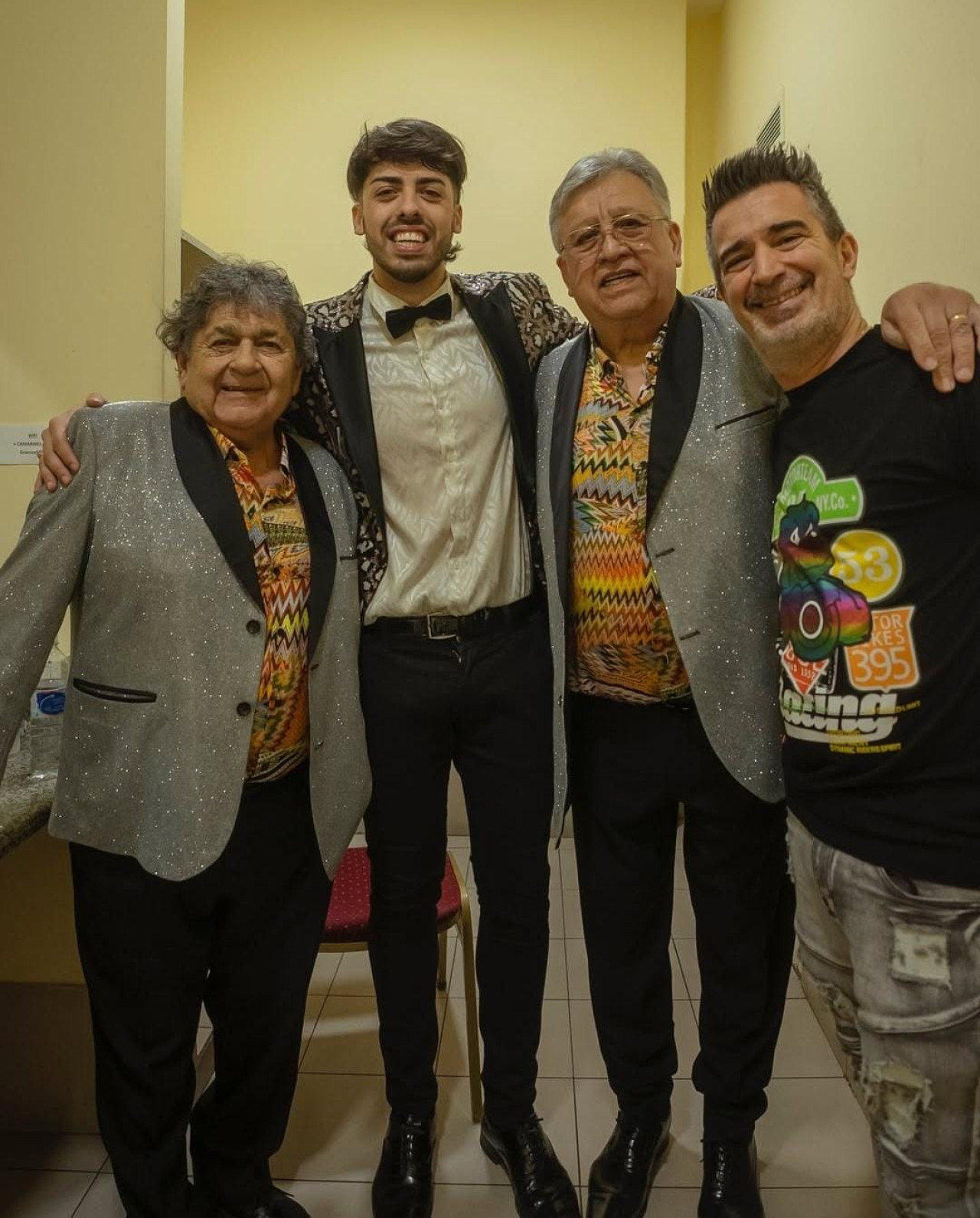 De saco gris, Cacho Deicas y Marcos Camino, integrantes de Los Palmeras. Foto: Instagram / marcoscaminook.