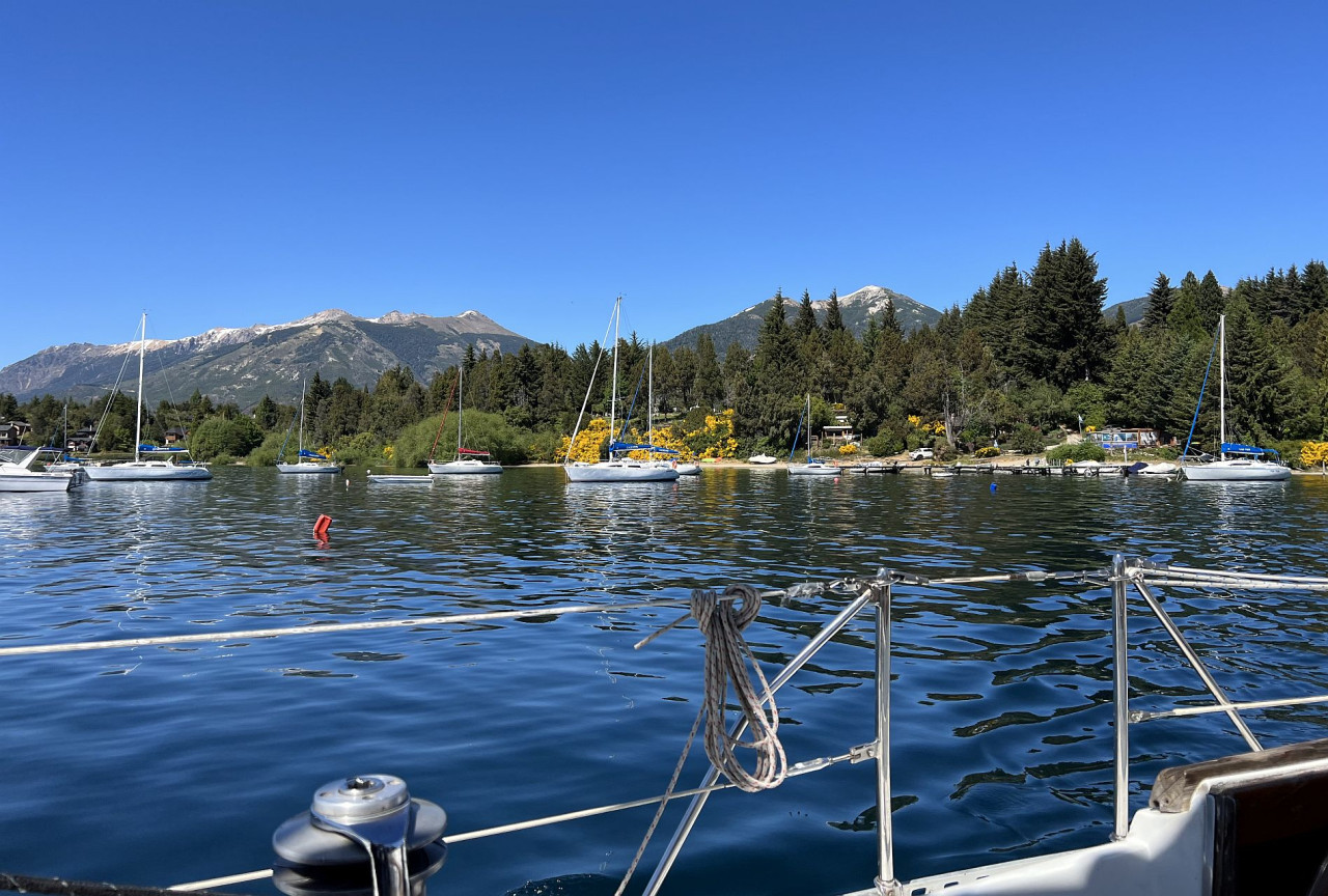 Navegar en velero por el lago Nahuel Huapi. Foto: Pato Daniele