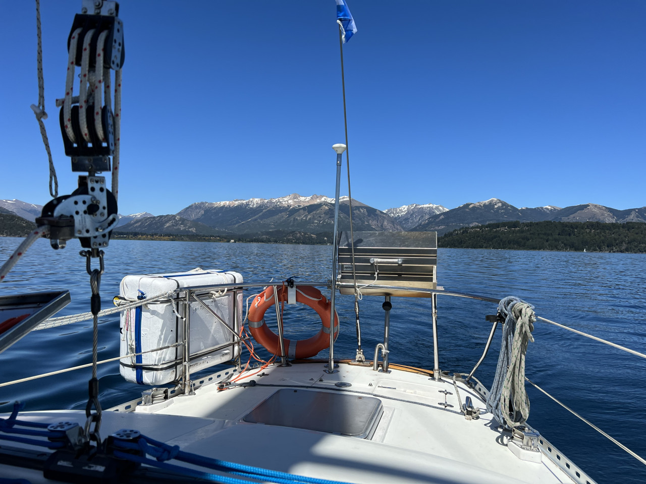 Navegar en velero por el lago Nahuel Huapi. Foto: Pato Daniele